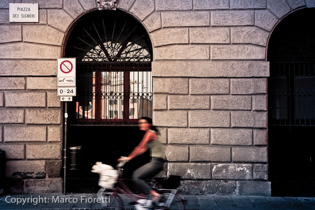 Padova Piazza dei Signori e ragazza in bicicletta