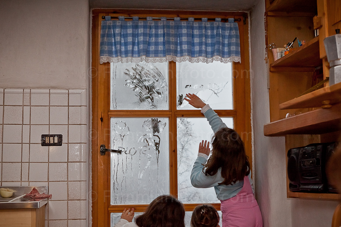 Bambini che disegnano sulla finestra bagnato