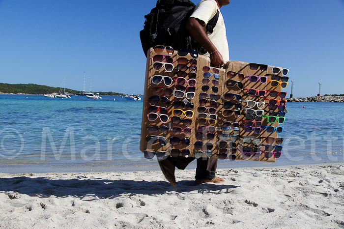 occhiali da sole in vendita in spiaggia